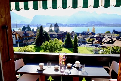 Cozy 2BR Lake View Apt. in Swiss Chalet & Parking.