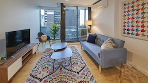 Apartemen Deluks, Beberapa Tempat Tidur | Ruang keluarga | TV layar datar dan Netflix