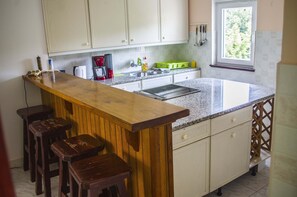 Een koelkast, een microgolfoven, een oven, een vaatwasser