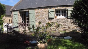 A stone house with a sloped roof and green shutters. - MONNA - Maison à Logonna Daoulas - BR4001 (Logonna-Daoulas)