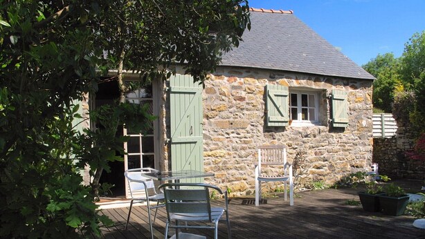 A stone building with a wooden deck, a table, and two chairs. - MONNA - Maison à Logonna Daoulas - BR4001 (Logonna-Daoulas)