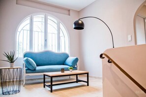 Télévision, lecteur de DVD, table de tennis de table, chaîne hi-fi