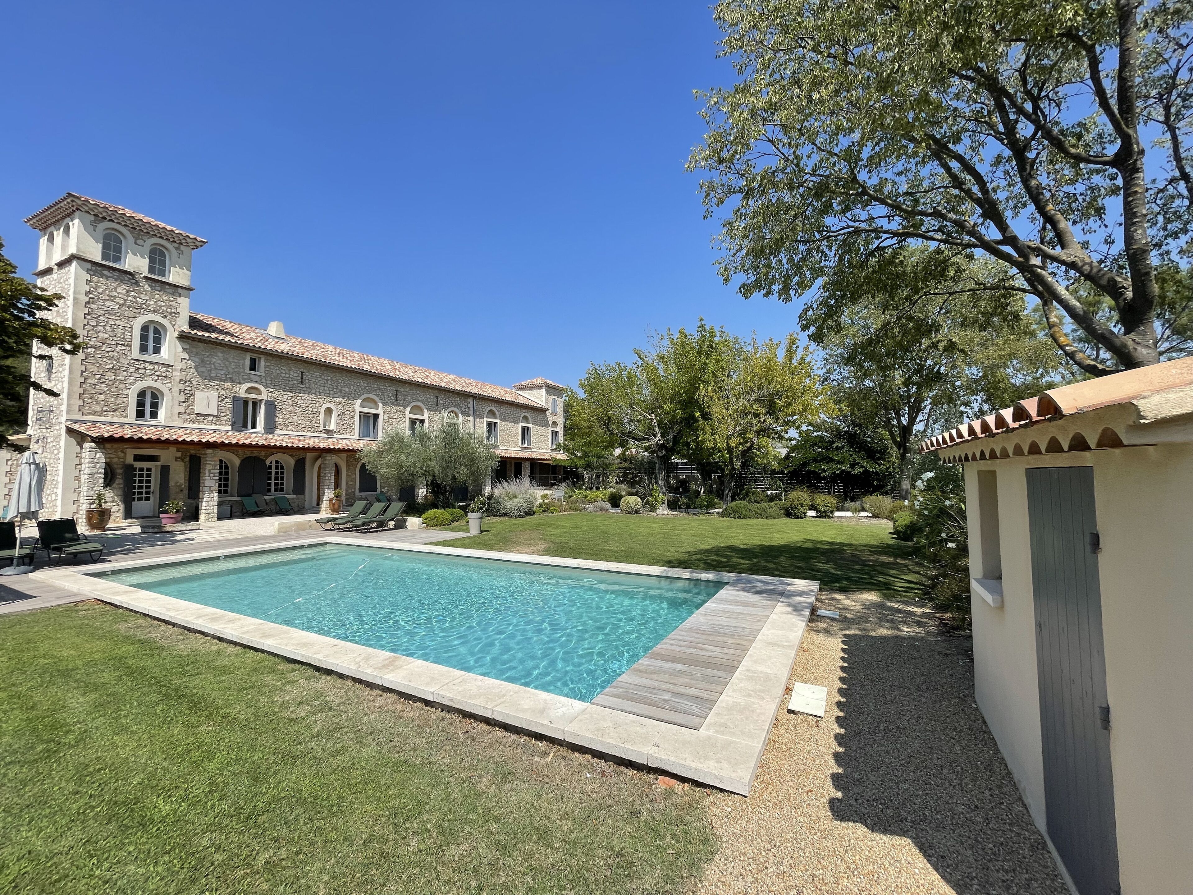 حمّام سباحة مُدفَّأ