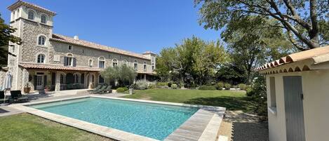 حمّام سباحة مُدفَّأ