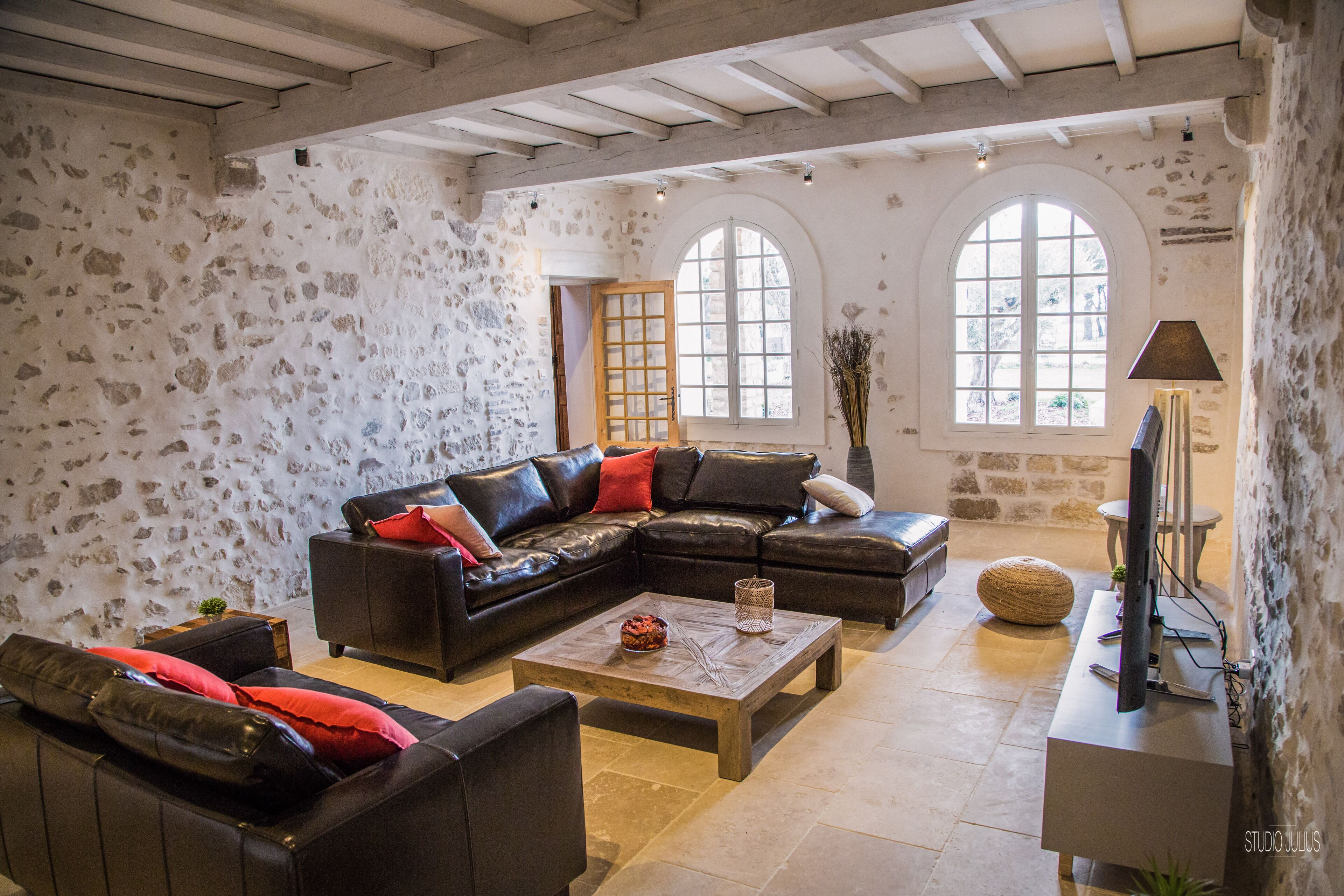 Télévision, lecteur de DVD, table de tennis de table, chaîne hi-fi