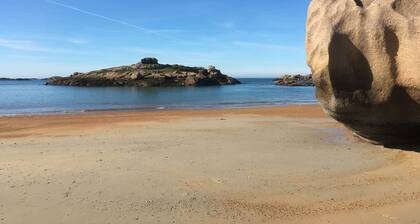 House on the coast of Granit Rose in the center of Trégastel very calm beach
