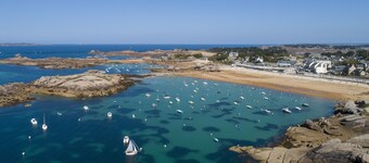 House on the coast of Granit Rose in the center of Trégastel very calm beach