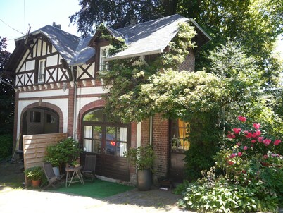 Charming house with flower garden (beach 10min walk)