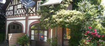 Charming house with flower garden (beach 10min walk)