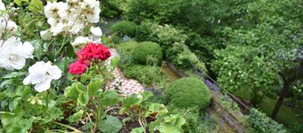 Charming house with flower garden (beach 10min walk)
