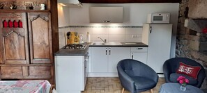 Réfrigérateur, micro-ondes, four, cafetière/bouilloire