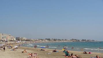 Plage à proximité, chaises longues