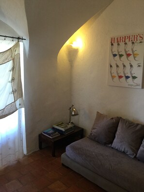 Smart-tv, eldstad och böcker