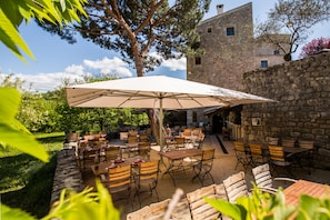 Outdoor dining - Gîte Lagon, shaded terrace I 4 people I Domaine le C4 I South of Ardèche (Berrias-et-Casteljau)