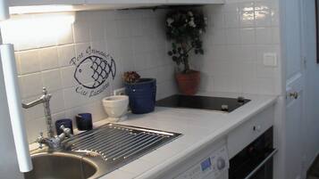 冷蔵庫、電子レンジ、オーブン、コンロ