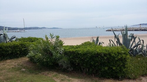 PORT GRIMAUD 1 MINUTE PRIVATE BEACH PRIVATE GARDEN FENCE
