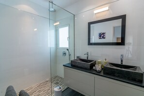 Dusche, Haartrockner, Handtücher