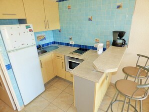 Réfrigérateur, micro-ondes, batterie de cuisine, vaisselle et ustensiles