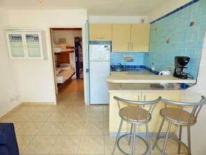 Kühlschrank, Mikrowelle, Kochgeschirr/Geschirr/Besteck