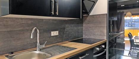 Een koelkast, een microgolfoven, een oven, een kookplaat