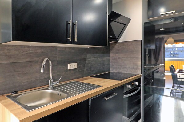 Kühlschrank, Mikrowelle, Ofen, Herdplatte