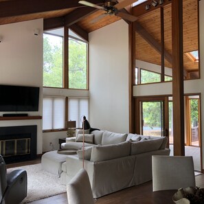 TV, fireplace