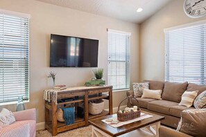 TV a schermo piatto, lettore DVD, libri