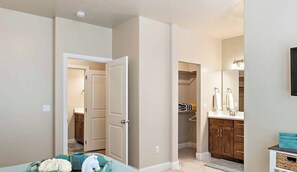 3 bedrooms, desk, iron/ironing board, internet