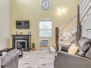 Smart TV, fireplace, DVD player, video library - Magical Moments Await! Fabulous Lake View & Star Gazing from Upper Balcony. (Stigler)