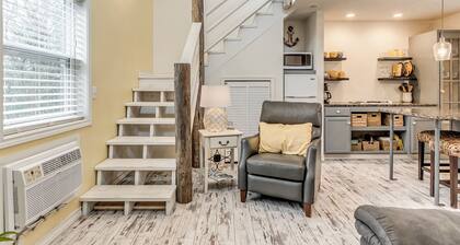 Magical Moments Await! Fabulous Lake View & Star Gazing from Upper Balcony.