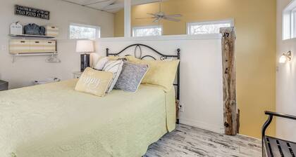 Romantic Lakeview Treehouse with Jacuzzi Tub, Loft & Private Balcony