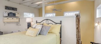 Romantic Lakeview Treehouse with Jacuzzi Tub, Loft & Private Balcony