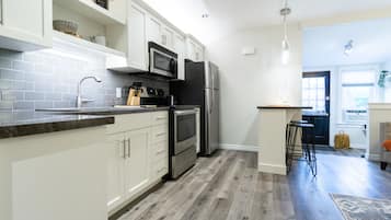 Jääkaappi, mikroaaltouuni, uuni, liesi