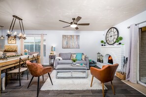 Televisio, videopelejä, DVD-soitin, pöytäjalkapallopöytä