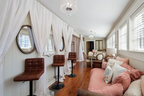 TV, fireplace - BEACHFRONT IN OLD TOWNE! SLEEPS 12 (Bay St Louis)