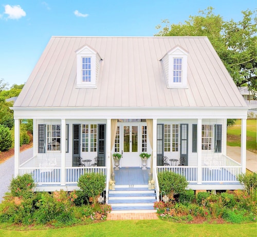 Southern Charm on the Coast. Sleeps 14