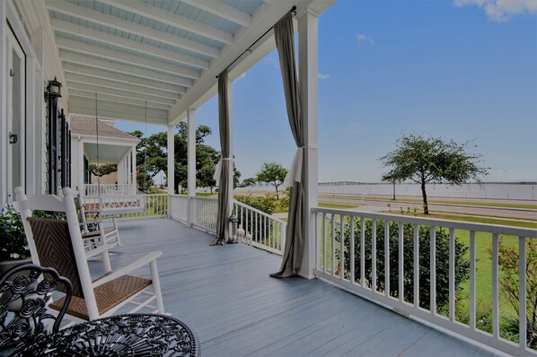 Terrace/patio - BEACHFRONT IN OLD TOWNE! SLEEPS 12 (Bay St Louis)