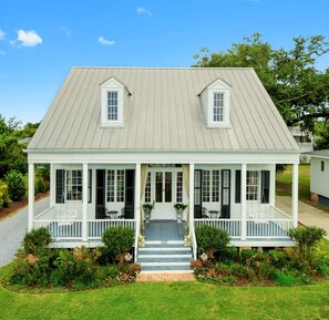 Exterior - BEACHFRONT IN OLD TOWNE! SLEEPS 12 (Bay St Louis)