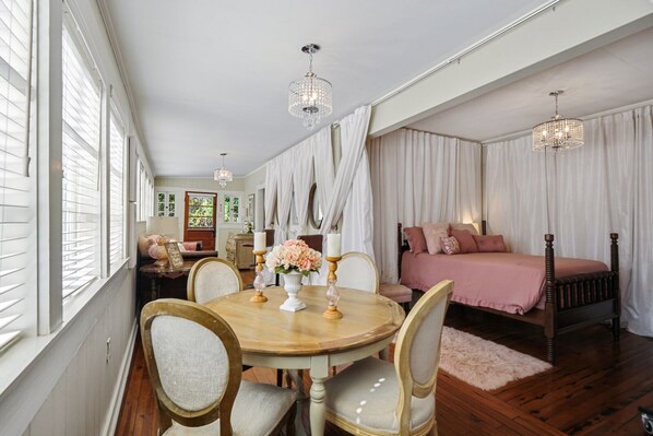 5 bedrooms, iron/ironing board, free WiFi, bed sheets