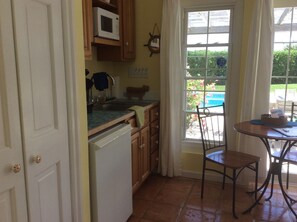 Refrigerador, microondas, cafetera y tetera y tetera eléctrica 