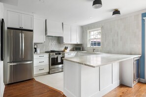 Frigorifero, microonde, forno, piano cottura