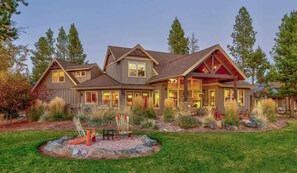 Exterior - A beautiful, private custom home with serene views (Sunriver)