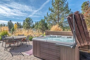 Outdoor dining - A beautiful, private custom home with serene views (Sunriver)