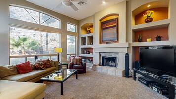 Una televisión, una chimenea, un reproductor de DVD