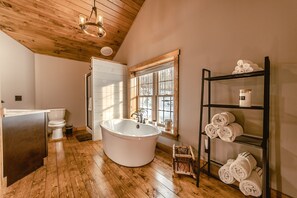 Badewanne, Whirlpool, Haartrockner, Handtücher