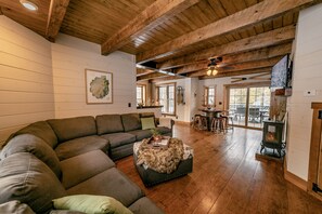 TV connectée, cheminée, livres