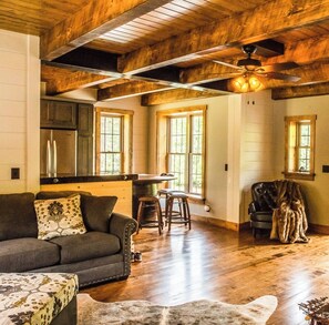 تلفزيون ذكي، مدفأة، كُتُب