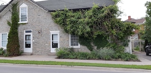 Stone Carriage House...entrance to Phaeton and private drive for 2 vehicles