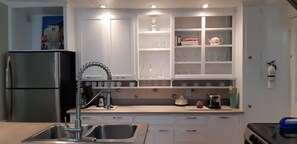 冰箱、微波炉、烤箱、炉灶