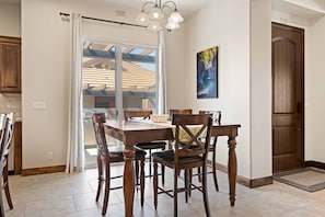 Dining - Coral Vista Villa - Beautiful one level right near the GOLF COURSE! (Washington)